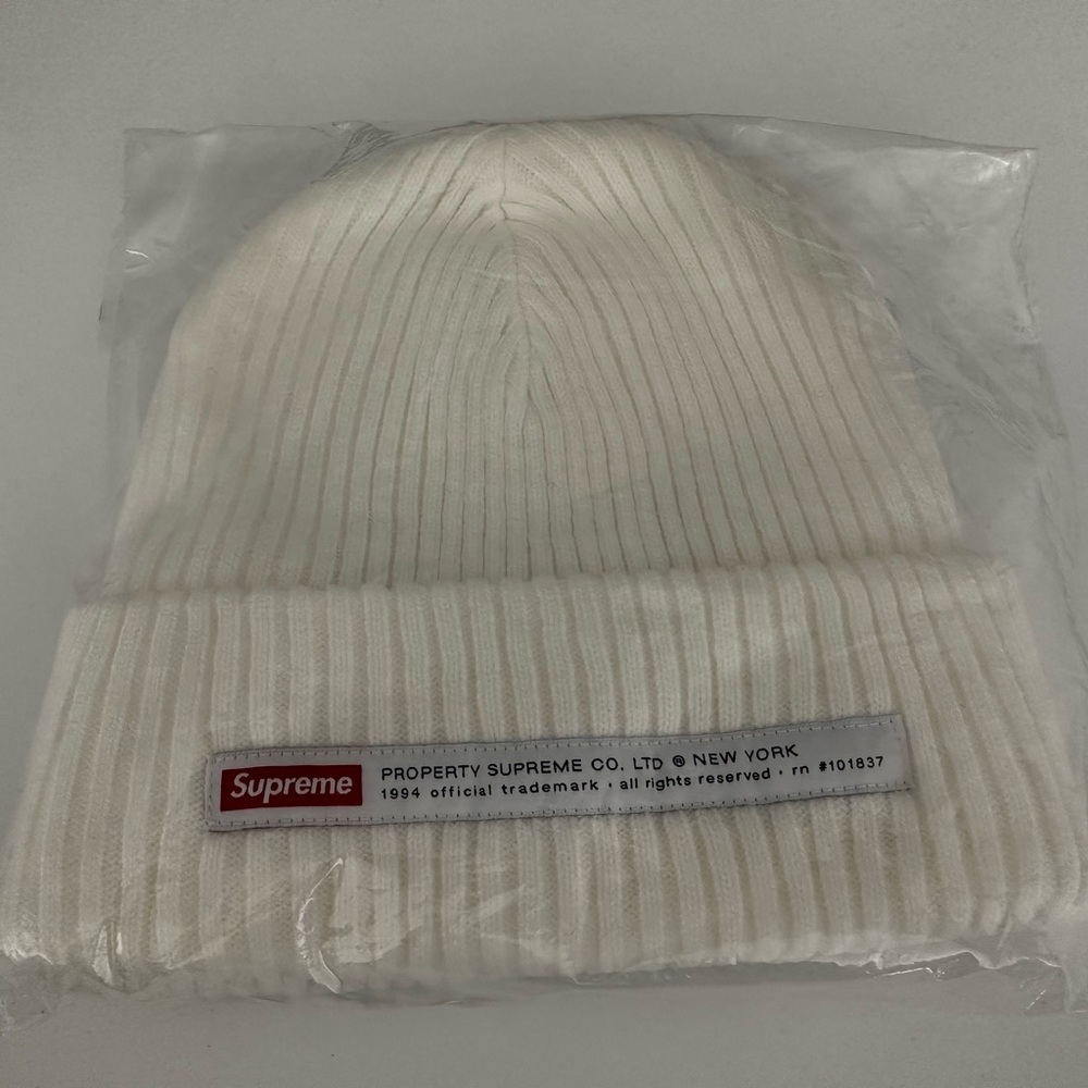 SUPREME New York Property Label Beanie Logo White Knit Hat